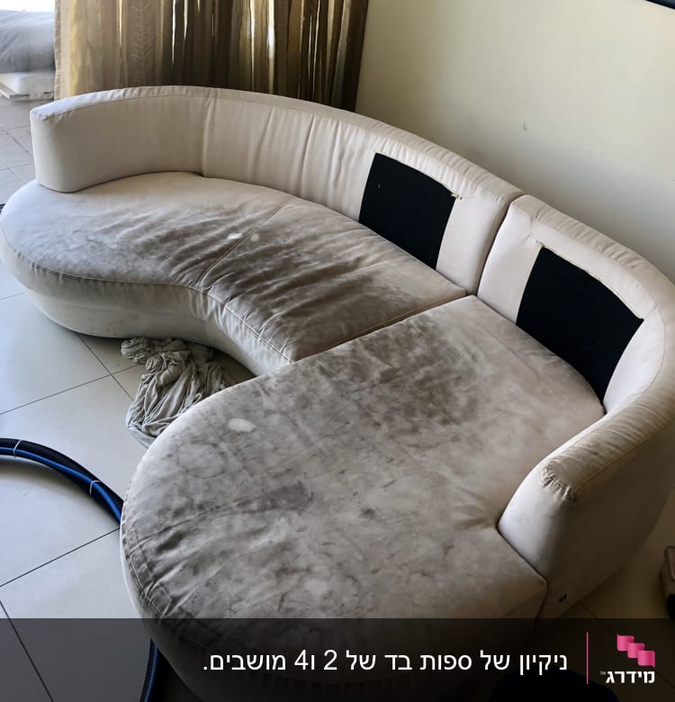 ספה מלוכלכת עם כתמים, צינור ניקוי כחול על הרצפה